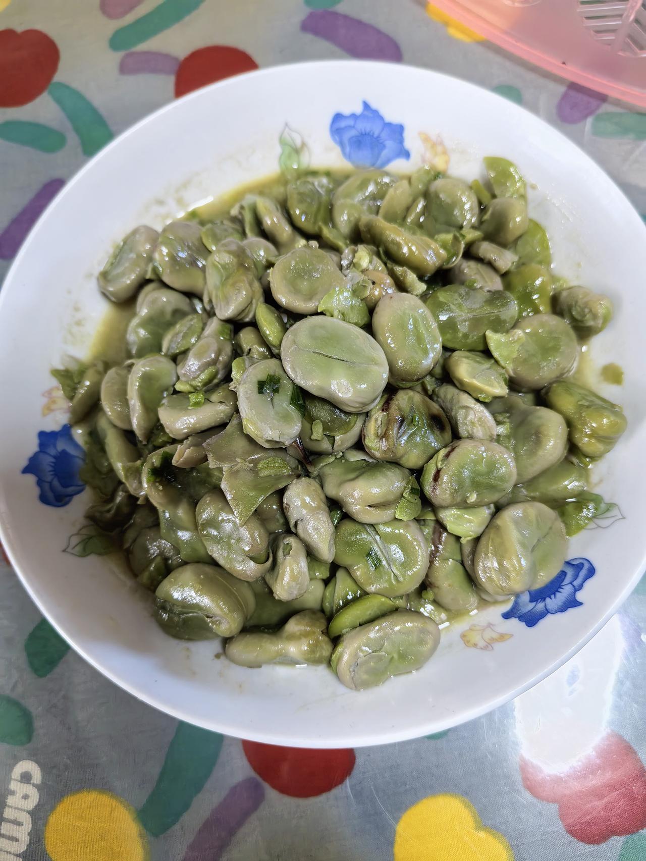 葱爆蚕豆，要烧到吃了再想吃！应该这样做！首先，蚕豆剝开，然后将每一粒用小刀轻