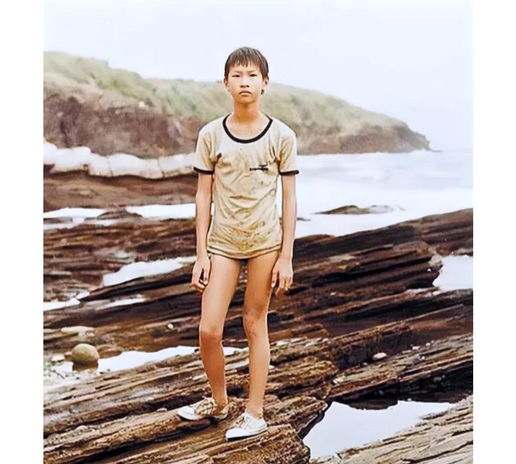 1976年，一位12岁的小男孩在海边游玩时的留影旧照，谁都不曾想到，照片中这位看