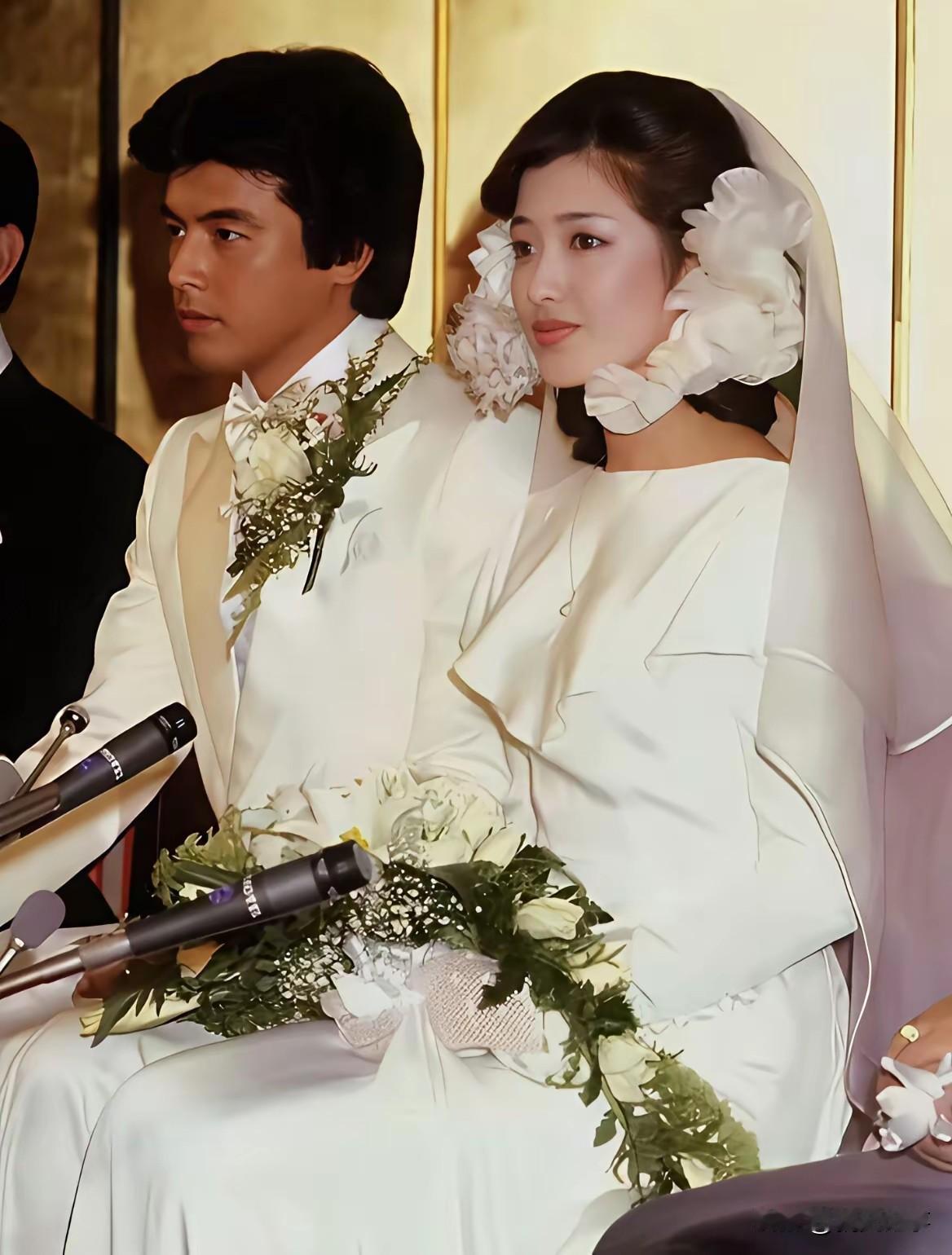 山口百惠与三浦友和的婚礼时刻，温馨幸福。镜头下，山口百惠身着简约款白色婚纱，头上