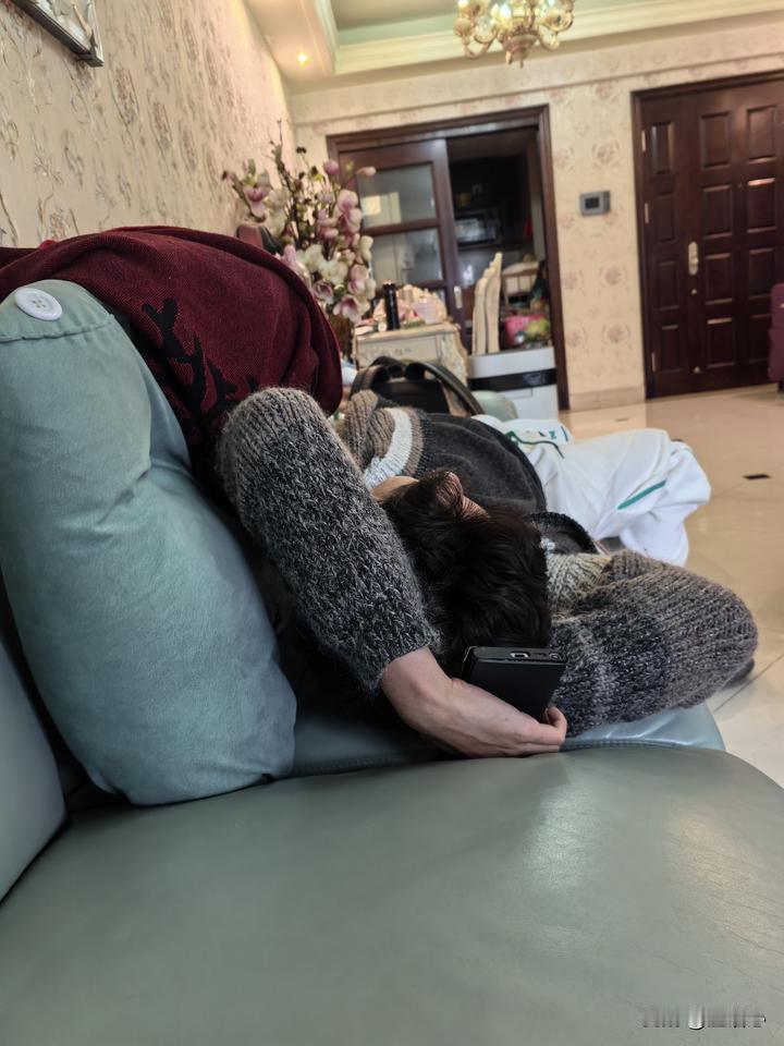 27岁的儿子外出打工2年后，回家后便躺平了半年。他每日