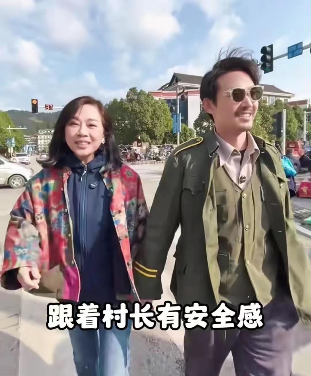 当年TVB《笑看风云》里的“氧气美女”陈松伶，现在居然跟着老公张铎在贵州当“村姑