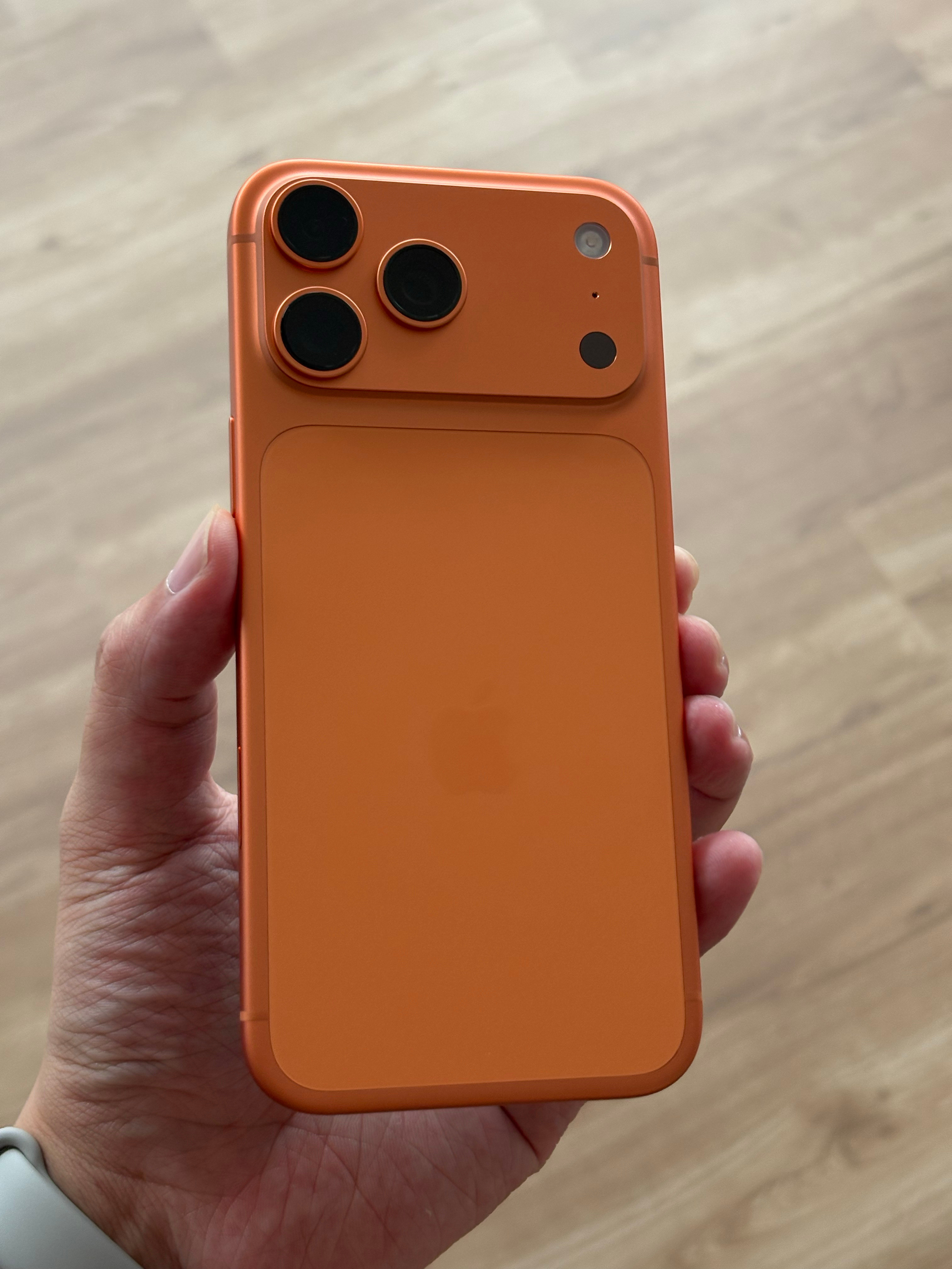 iPhone17Pro的橙色，看发布会觉得好丑上手之后诶～你还真别说有点