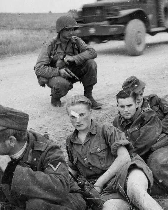 1944年5月23日，一名美国士兵在意大利看守被俘的德国战俘……到了1944年春