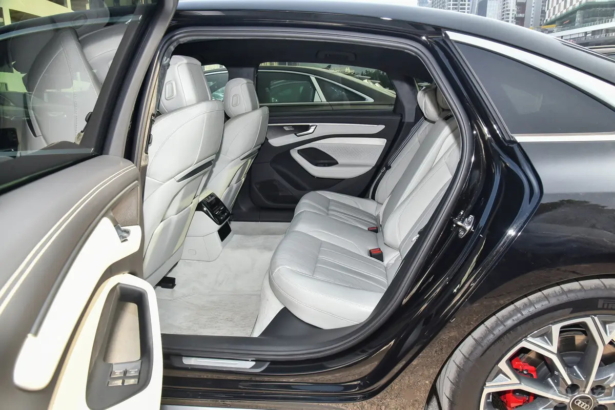 新车新一代奥迪A6L，外观不错，比较大气，内饰中控现在所有奥迪都一样，不过后排