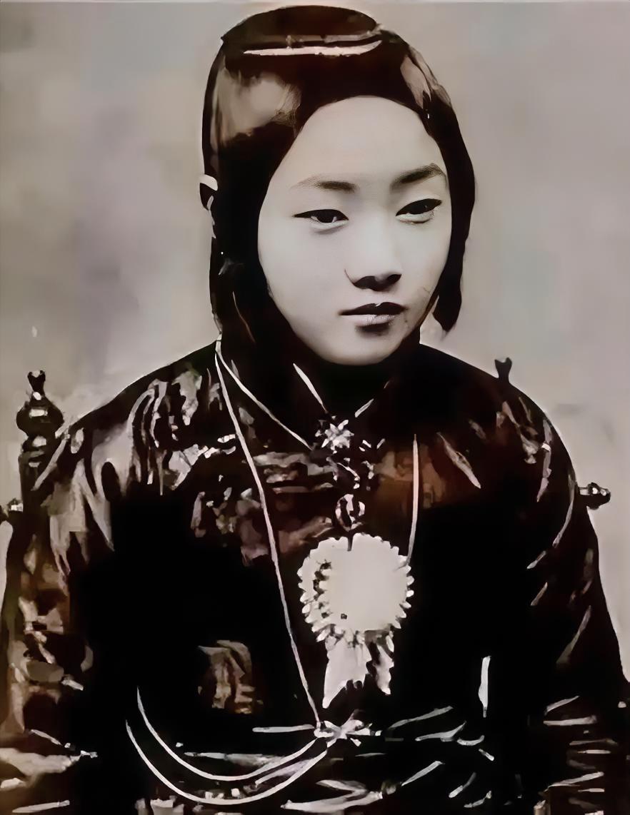 大总统曹锟61岁时，迎娶了19岁的刘凤玮。贿选下野后，他住进了东马路32号，此时