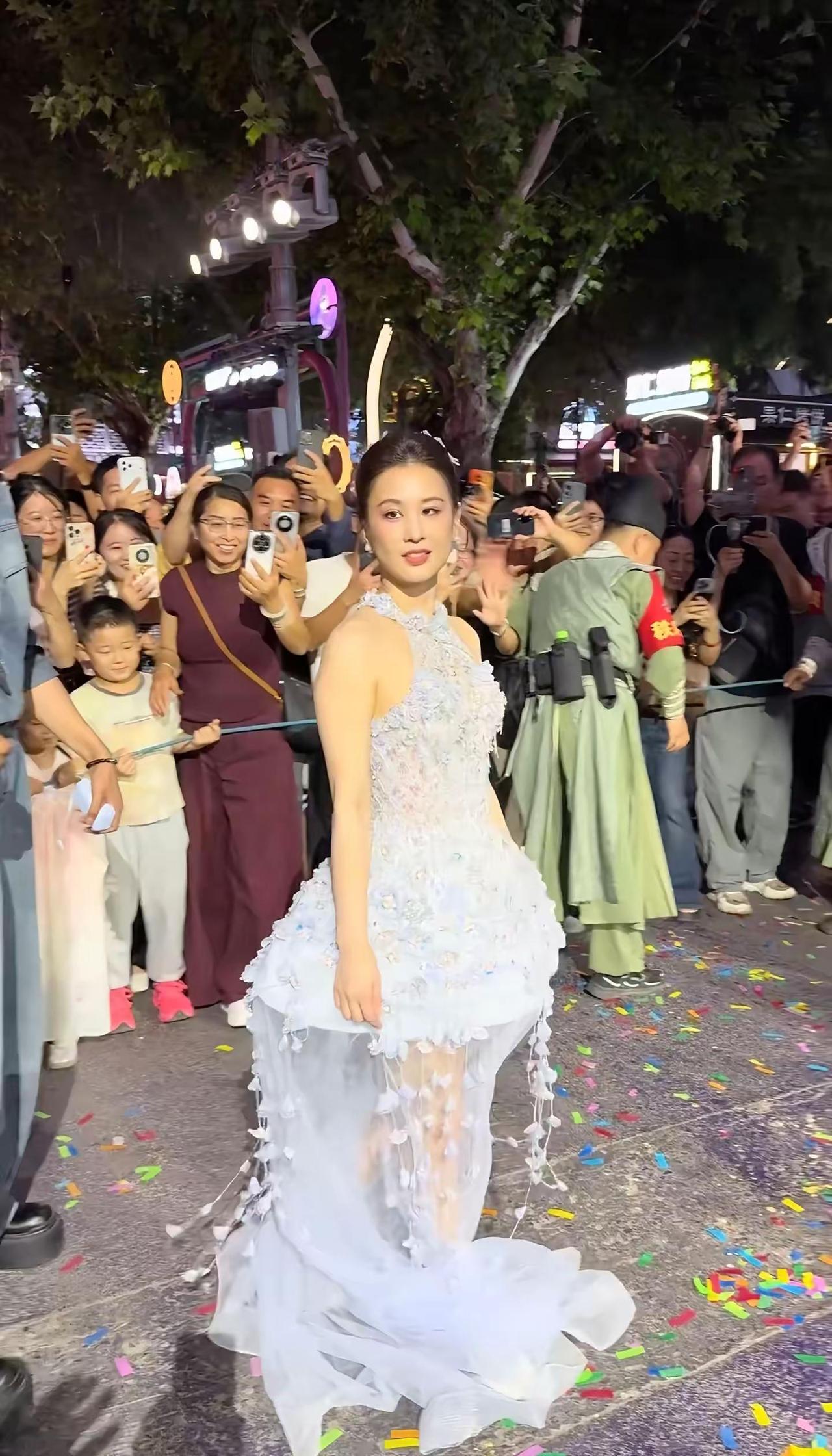我叫了声圣依女神她竟然回头看了我！黄圣依姐姐太美啦，气质也太好了！这近距离拍到明