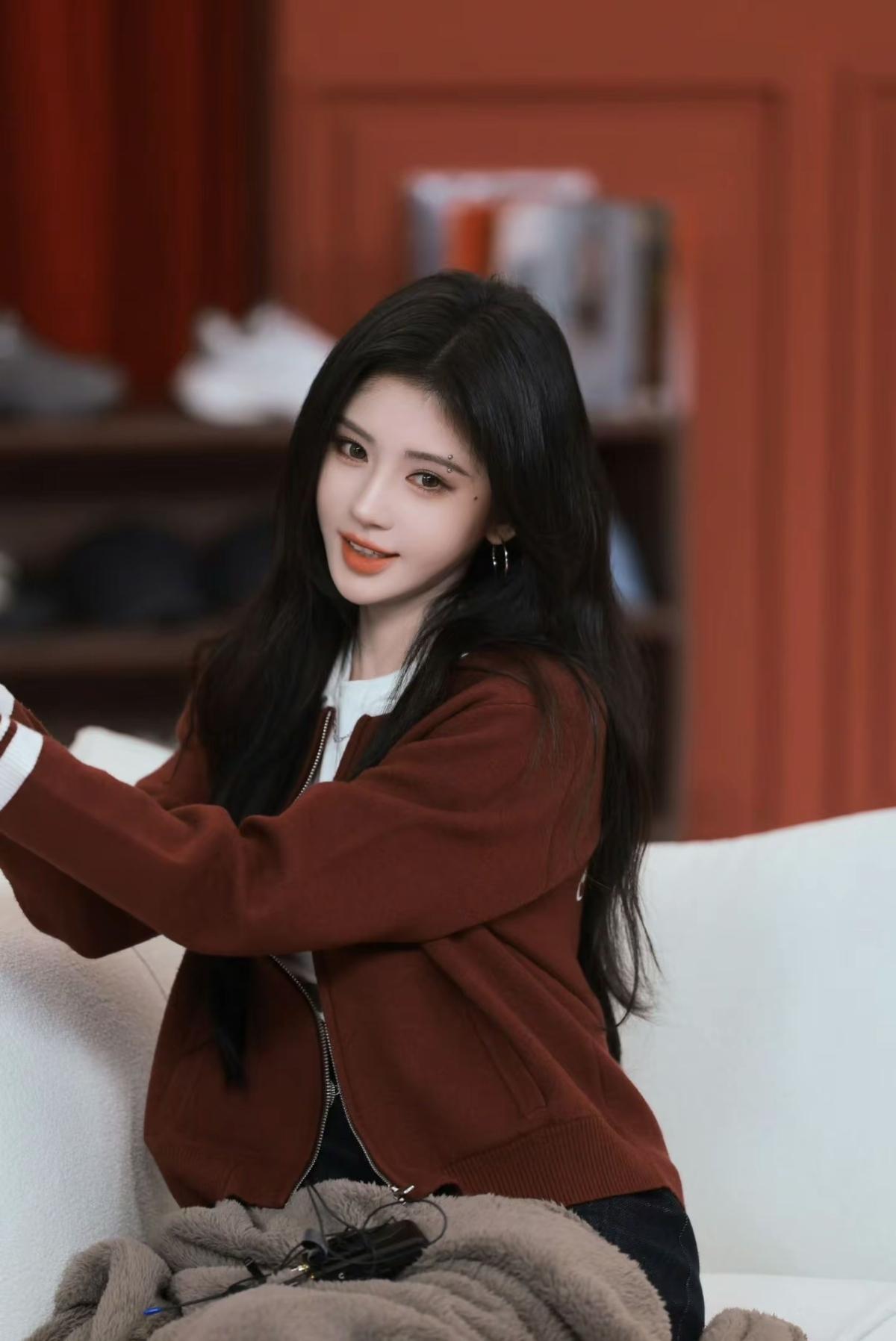 一眼沦陷的鞠婧祎！红色系穿搭温柔显白，精致细节全在细节里，真的太美了[赞]鞠婧祎