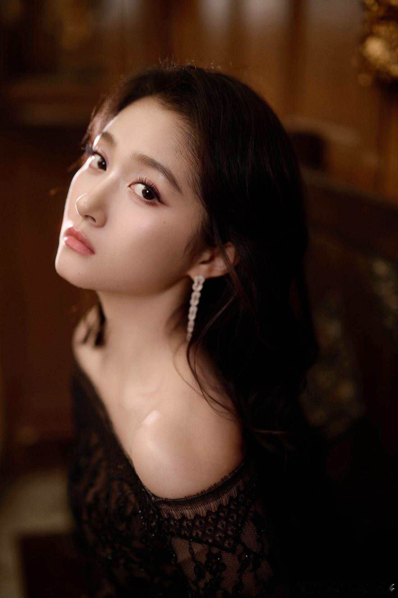 关晓彤50套高定顶奢资源断层领先！50套高定见证时尚认可度，新年造型珠宝腕表加