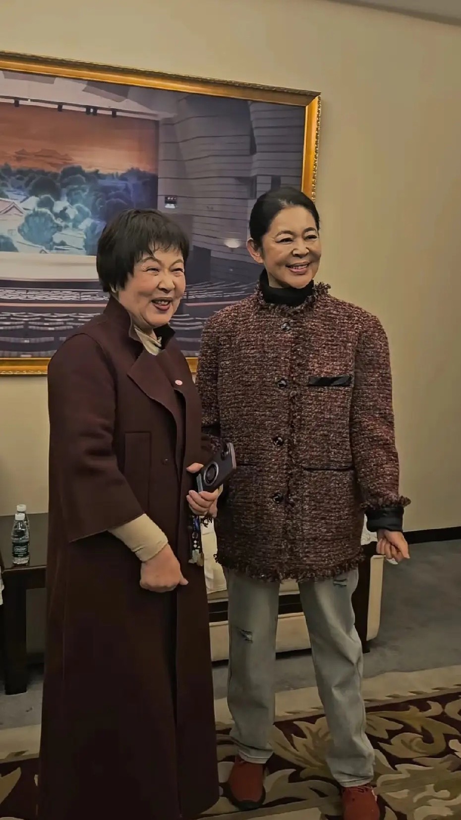 67岁的倪萍怎么变成不是倪萍的样子了，笑起来特别奇怪，尤其是鼻子和嘴巴。人比之前