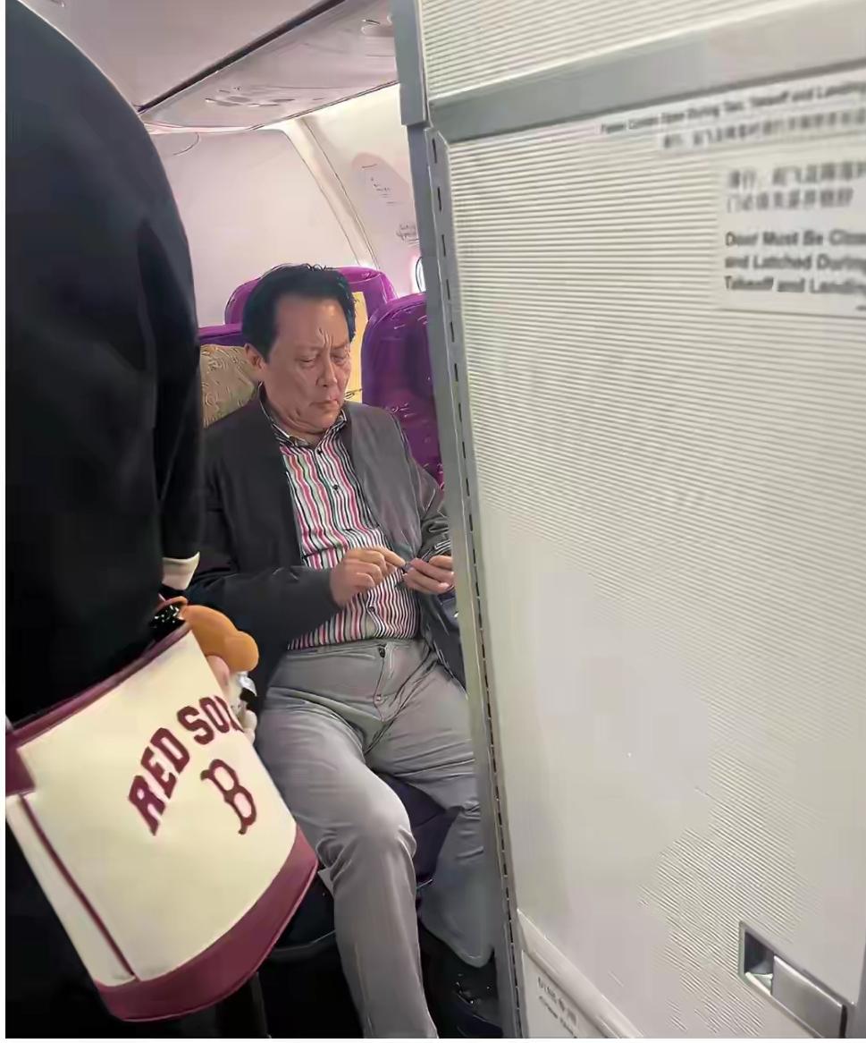 好激动！飞机上居然偶遇了娱乐圈超强实力老戏骨，他真的好有魅力，真的好帅气！老了
