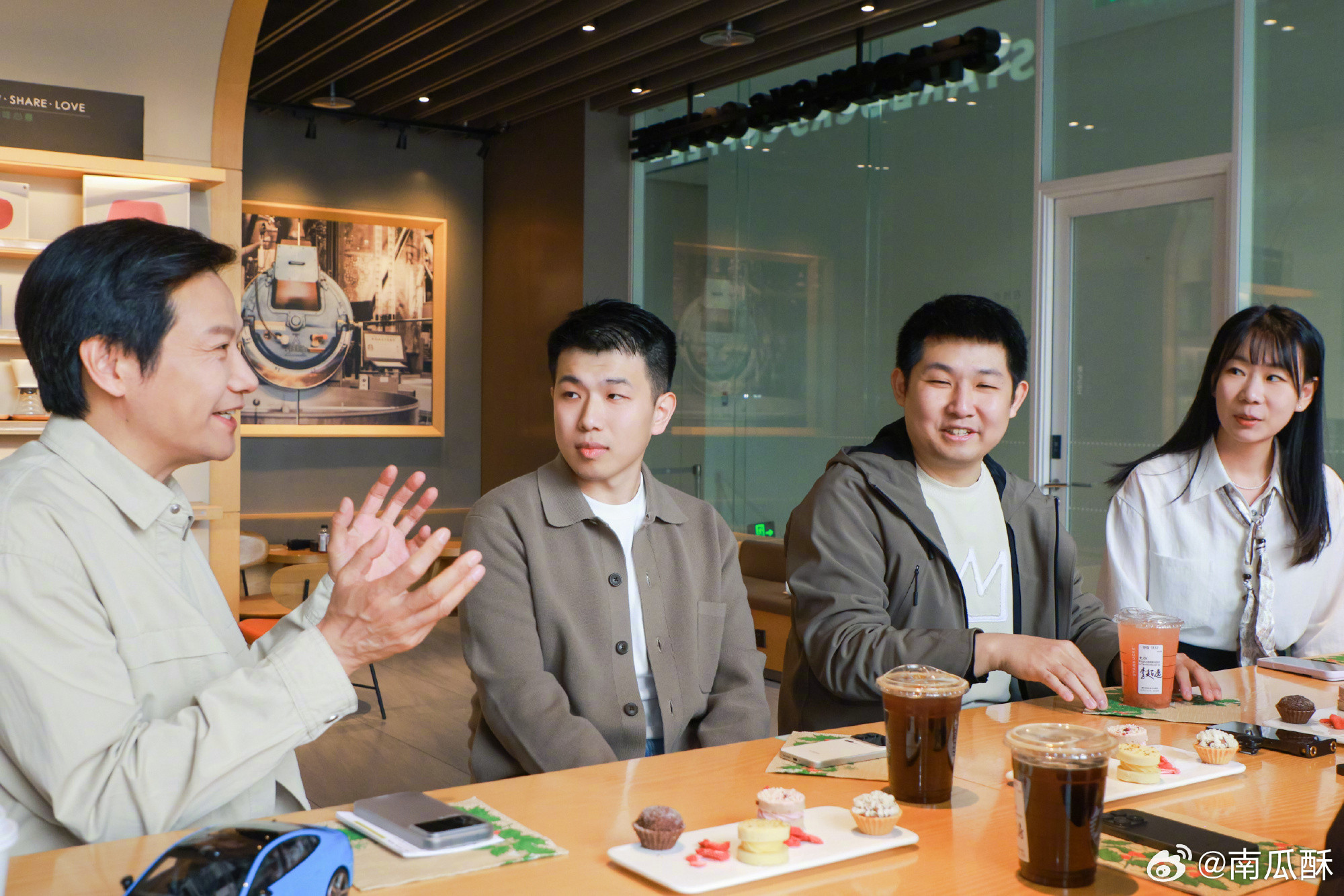 小米新SU7车主很多来自BBA其实初代SU7就这样了，我加的车友群里，很多都是