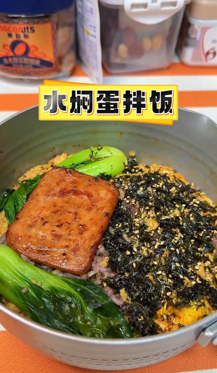 鸡蛋一打,午餐肉一煎,蒜末辣椒面一爆香,加水一焖,饭一拌,青菜一丢,完事。十分