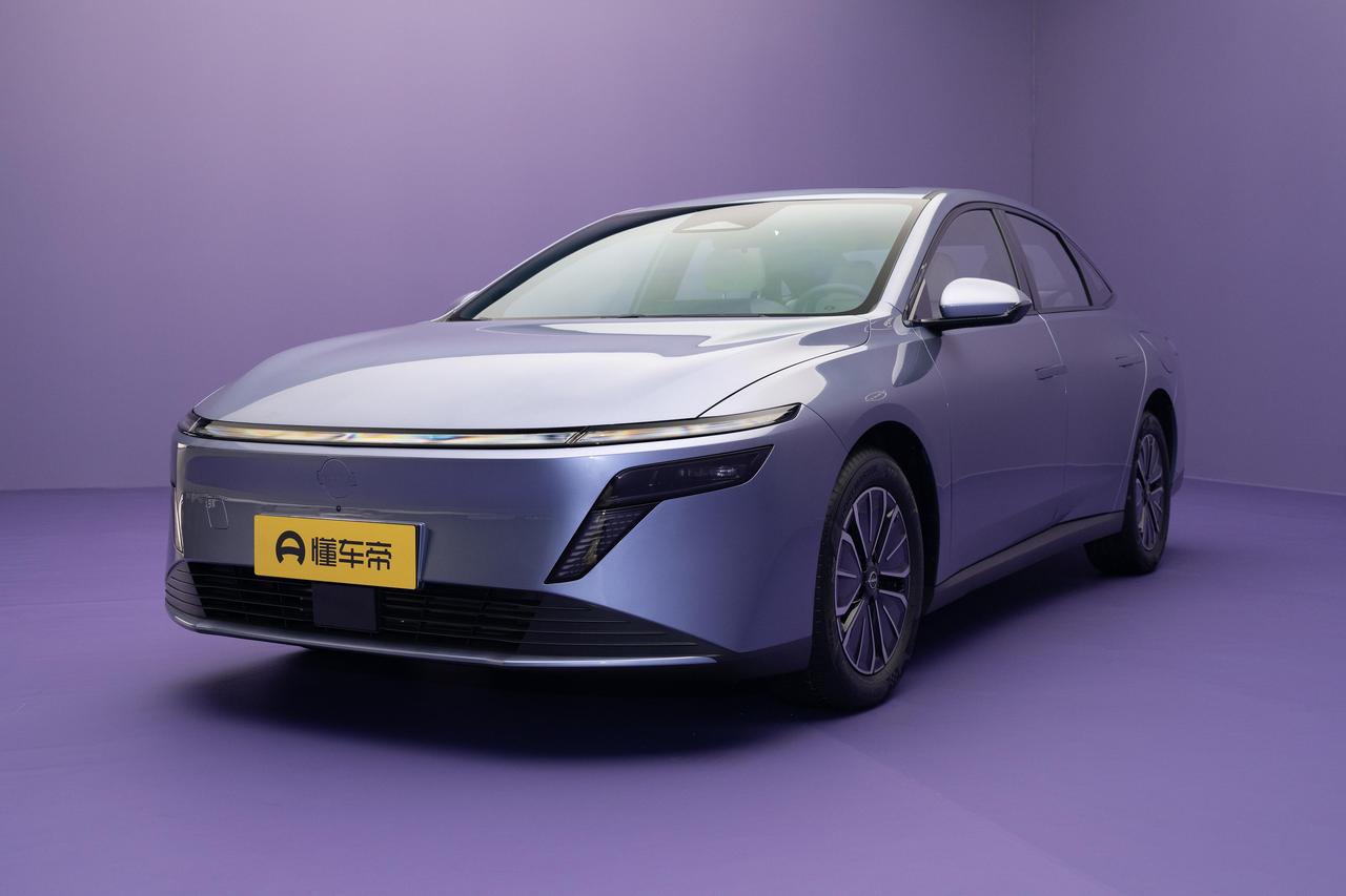 日产N6静态的时候没来，动态的时候重点体验了下，说下静态感受。这是一个新车，全