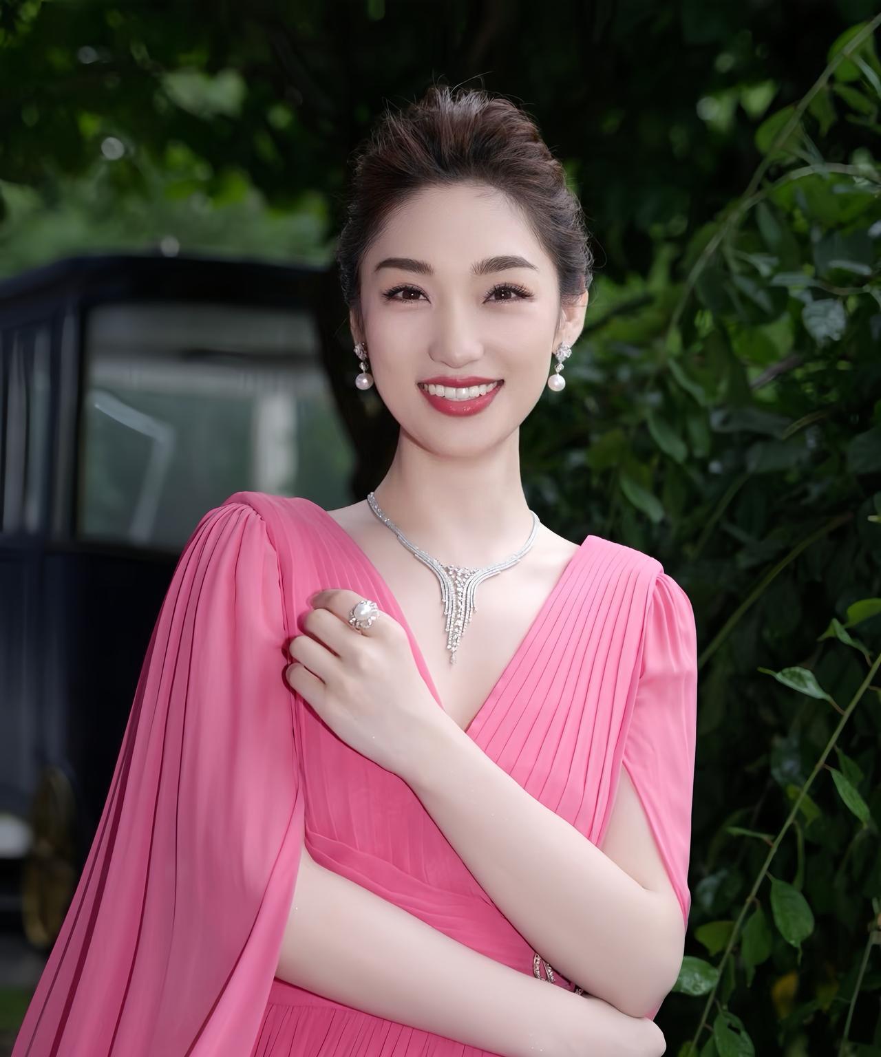 主持人蓝羽哪哪都不错，长得漂亮，主持功底也在线，可唯独一个地方总让人有点出戏