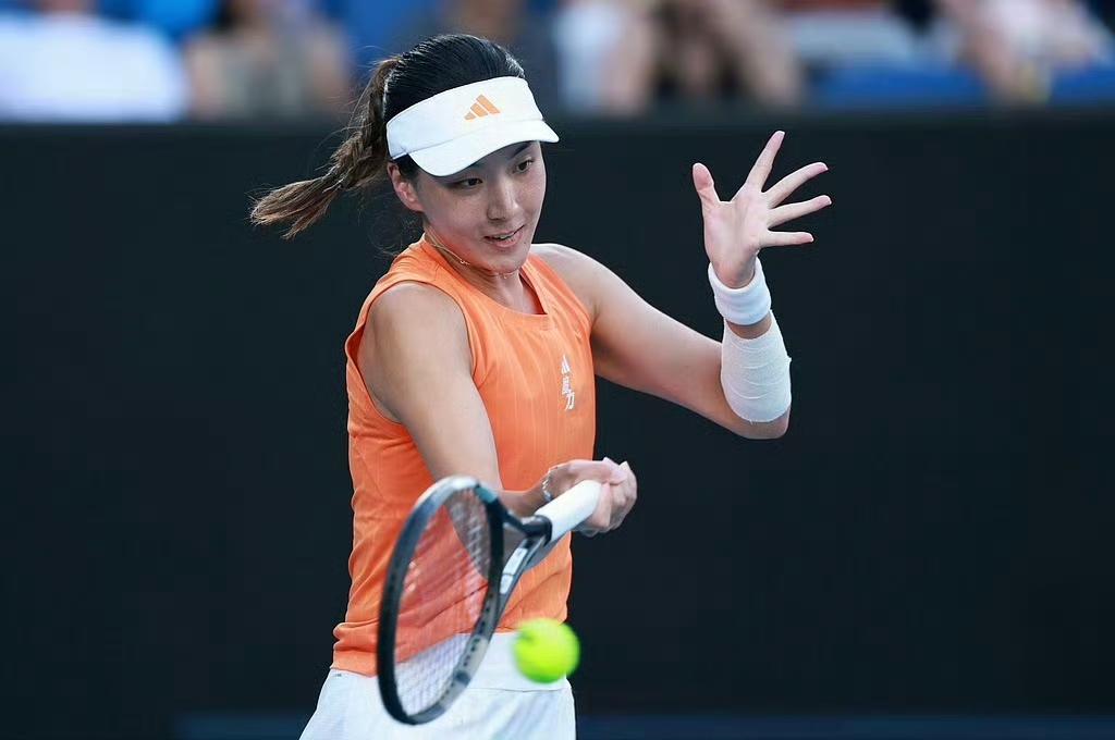 好事多磨！王欣瑜顶住场外因素干扰，强势晋级澳网16强！第一个干扰，天气因素。