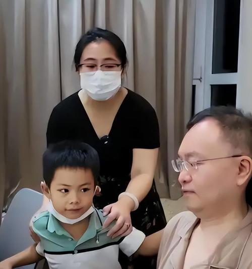 近日，蔡磊妻子段睿披露渐冻症经济压力。她称患者每月仅基础护理就需10.67万元，