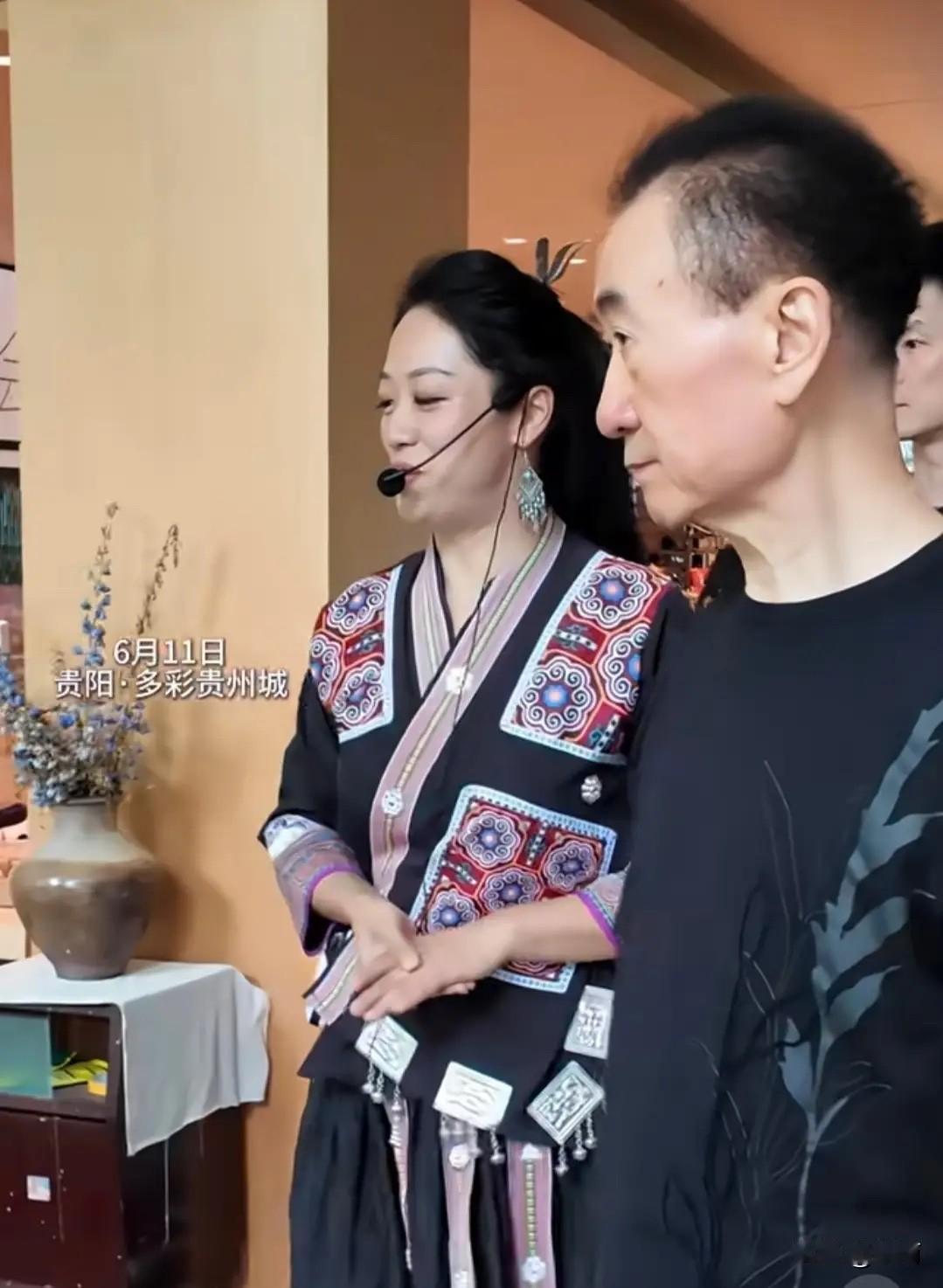 由俭入奢易，由奢入俭难呀。王健林近日去贵州考察文旅项目，身上穿着的黑色T恤看起来