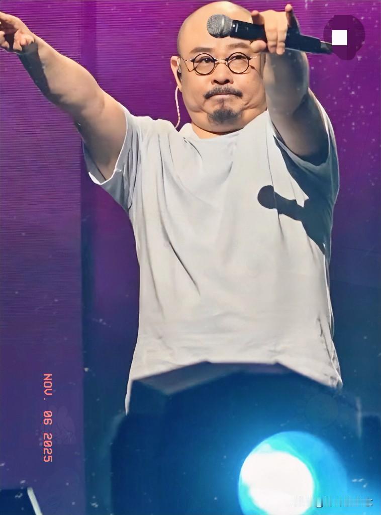 刀郎现在怕是由不得自己了！别人开演唱会捞金，他开唱直接给城市"输血"。酒店爆