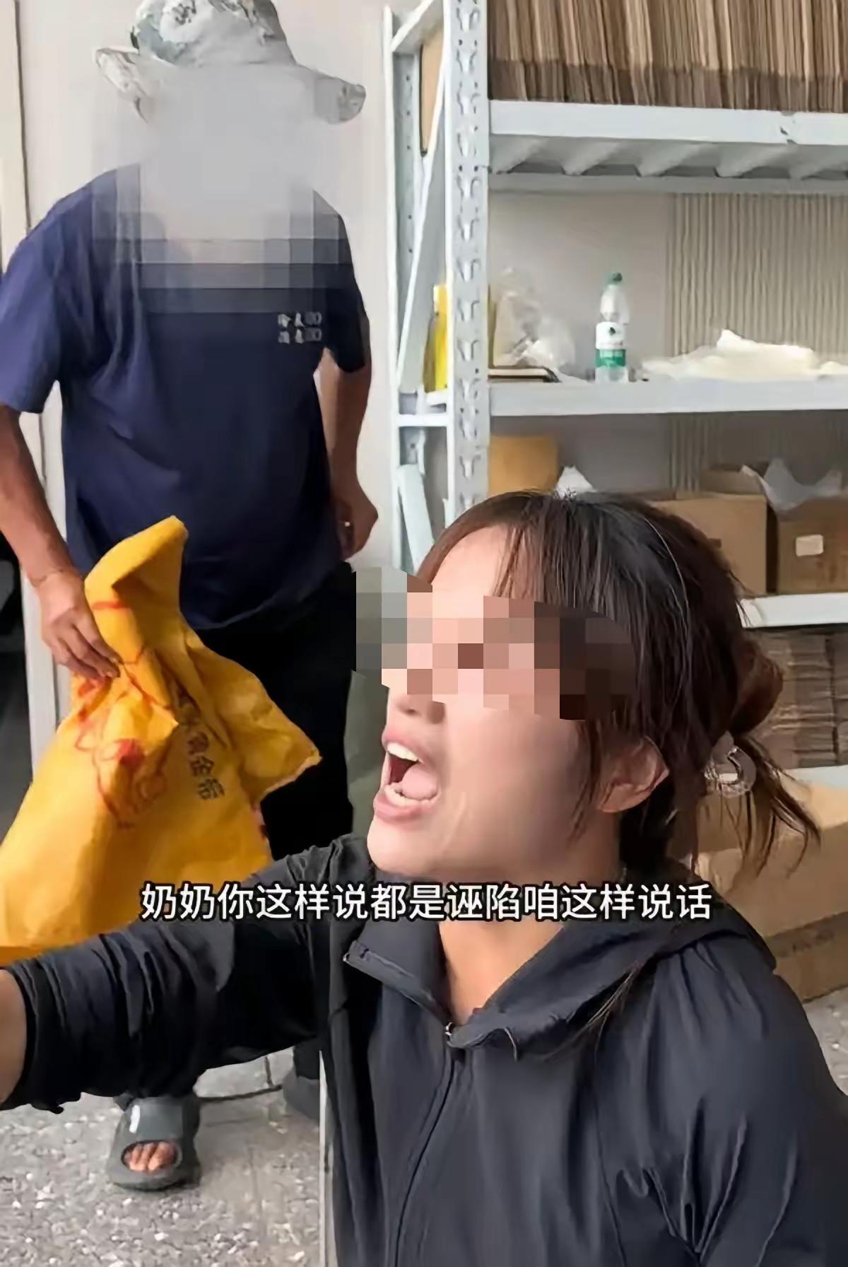 人心如此，“你跪你的，我骂我的”，村支书吴霞直播拼命帮全村卖干菜整整两年，就因为