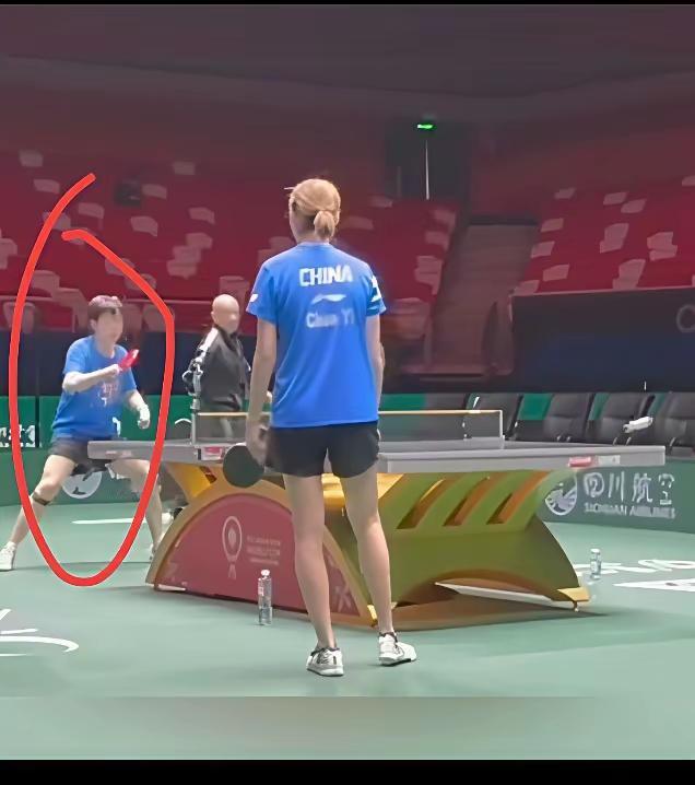 头哥右手练球引人遐思！头哥是世界乒坛最有名的左手将，能排世一，可见他的左手有多