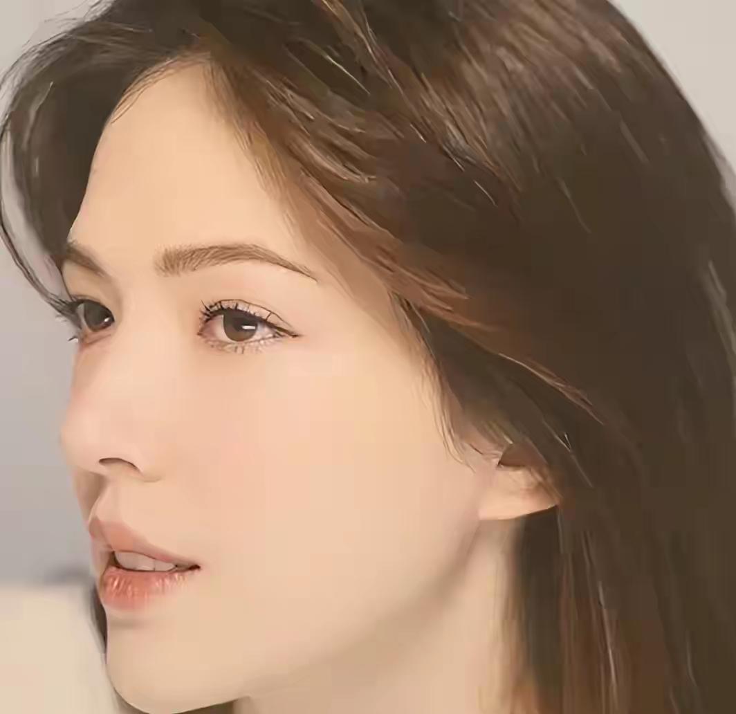 我在厦门一家小馆子吃完饭，掏出一沓现金结账。老板看了一眼，笑了：“小姐，我们不收