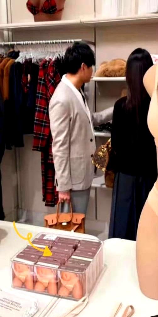 林俊杰与女友逛街买内衣，林俊杰手中提爱马仕铂金包。他就这么陪着那个小姑娘