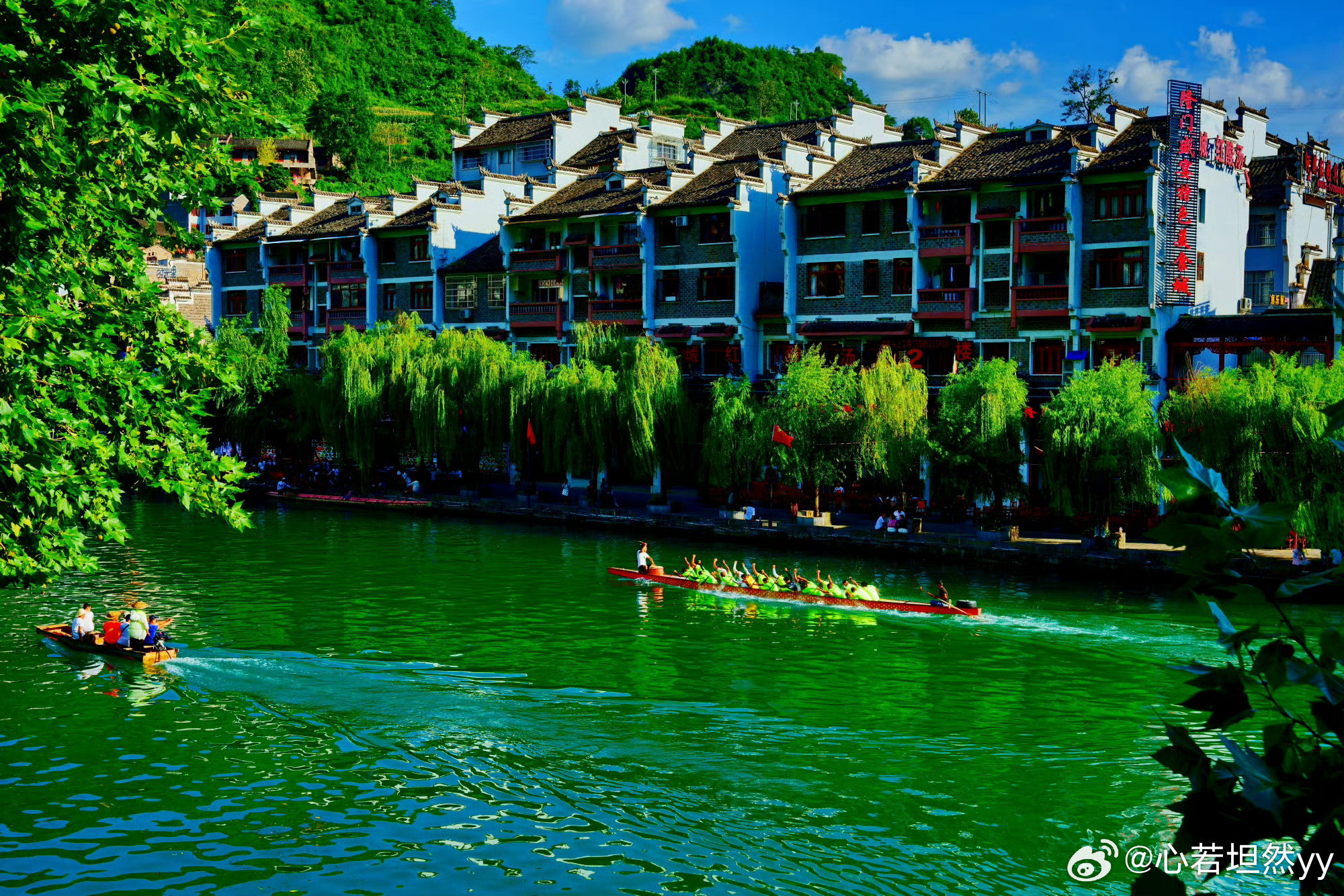 早安贵州远古镇，一湾碧水穿城过，两岸美景映眼帘，美不胜收。人生感悟生活手记读书