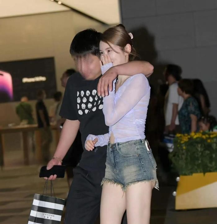 美女这么好看，看样子这个大哥的实力也不一般啊！