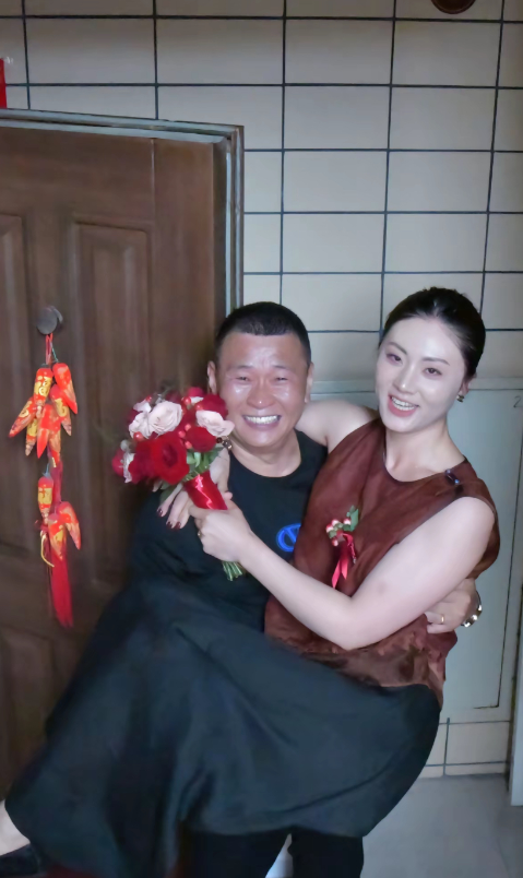 冒昧的问一句，从哪看出是二婚？