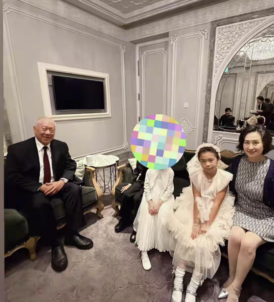 辛奇隆的女儿好乖巧哦，不足十岁的孩子，去参加何猷君的答谢宴，竟然也会安静的坐在何