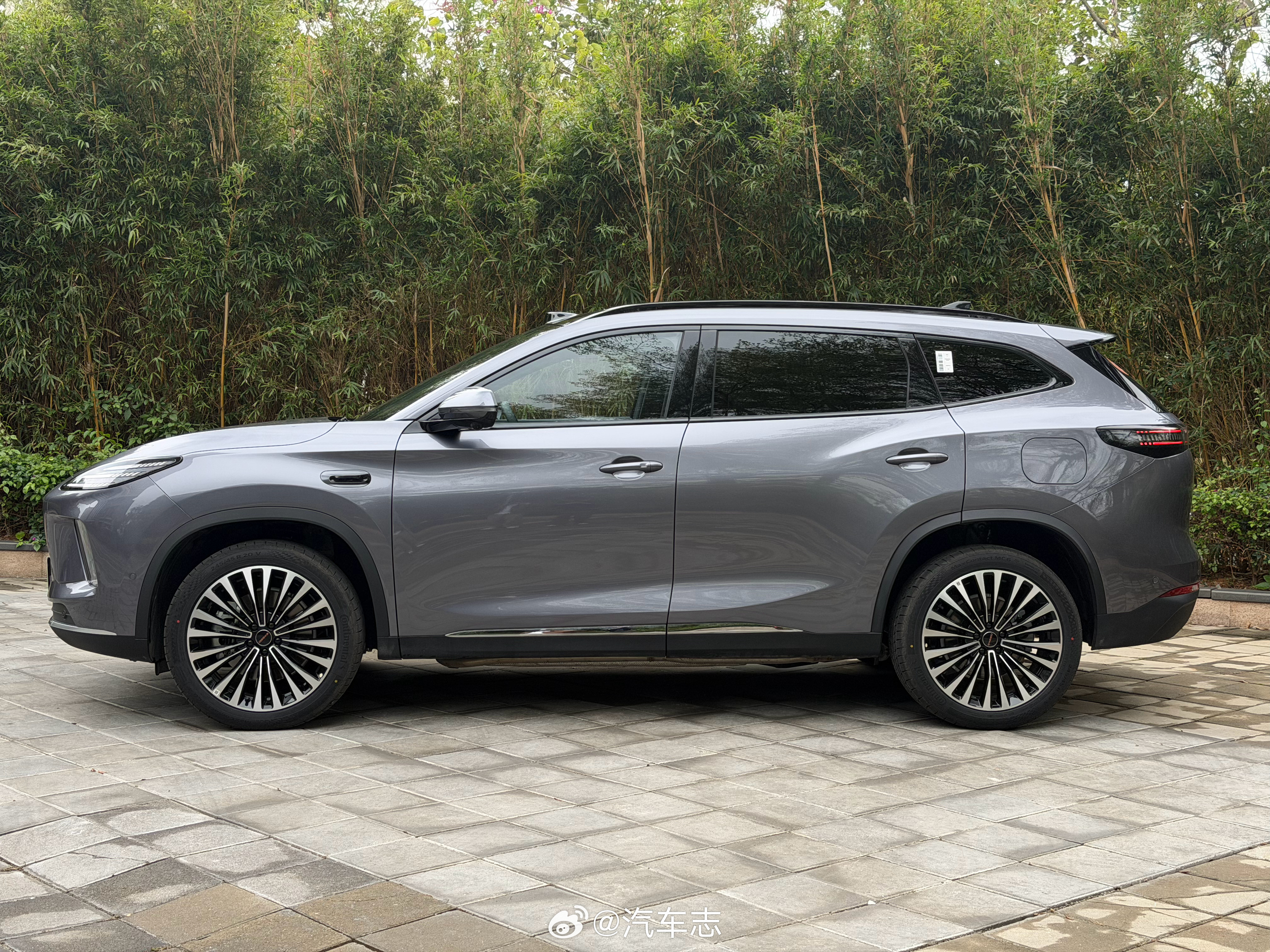 试了一下ET5，星途的同价位赛道里，配置给的还是挺满的，激光雷达、猎鹰700辅助