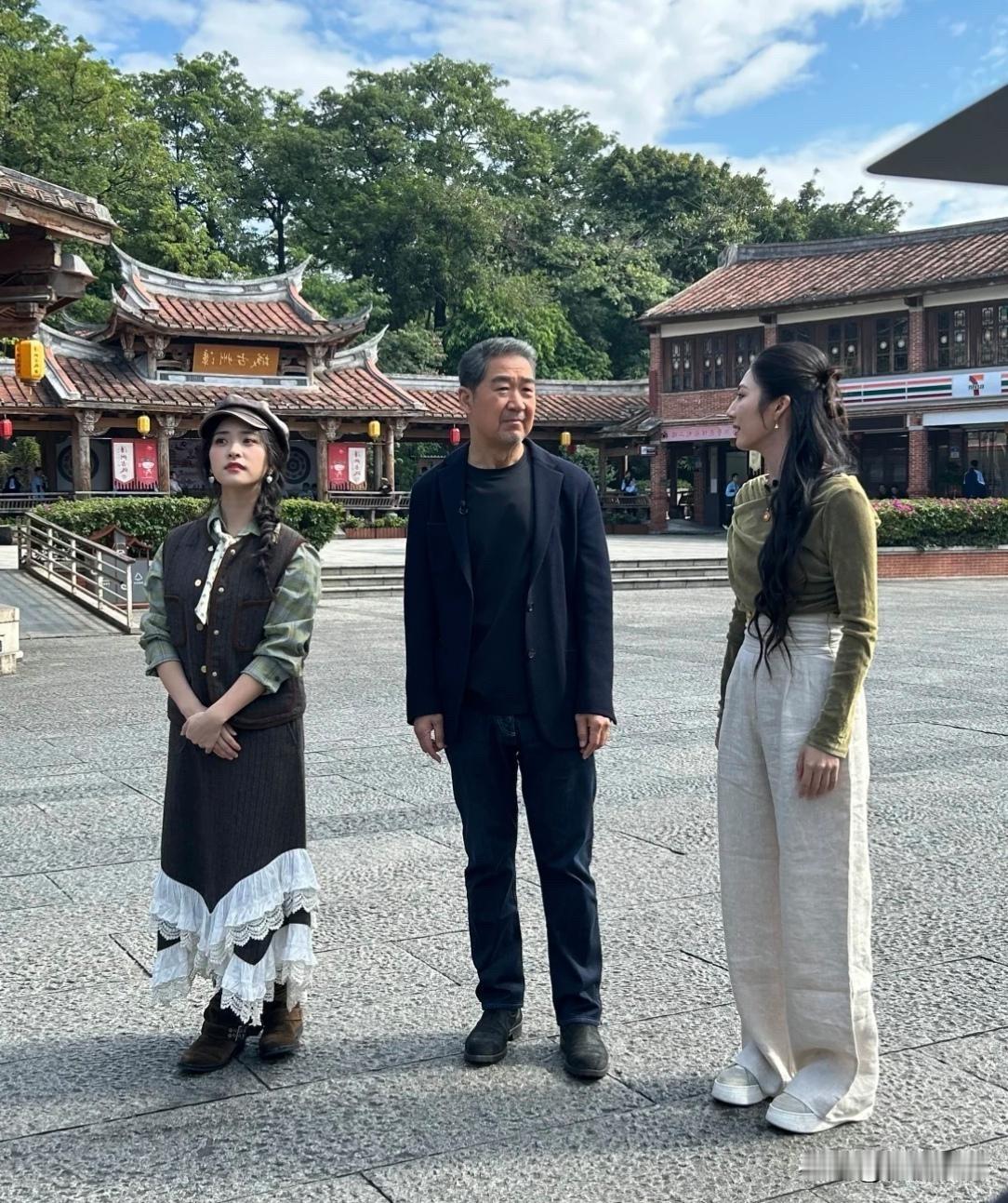 张国立和沈月在福建漳州被偶遇，张国立脸老了好多，沈月好美啊！[赞][赞]