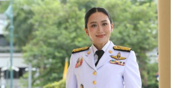 泰国突然宣布泰国在8月17日正式宣布佩通坦呼吁恢复总理职务，佩通坦也是第一个勇