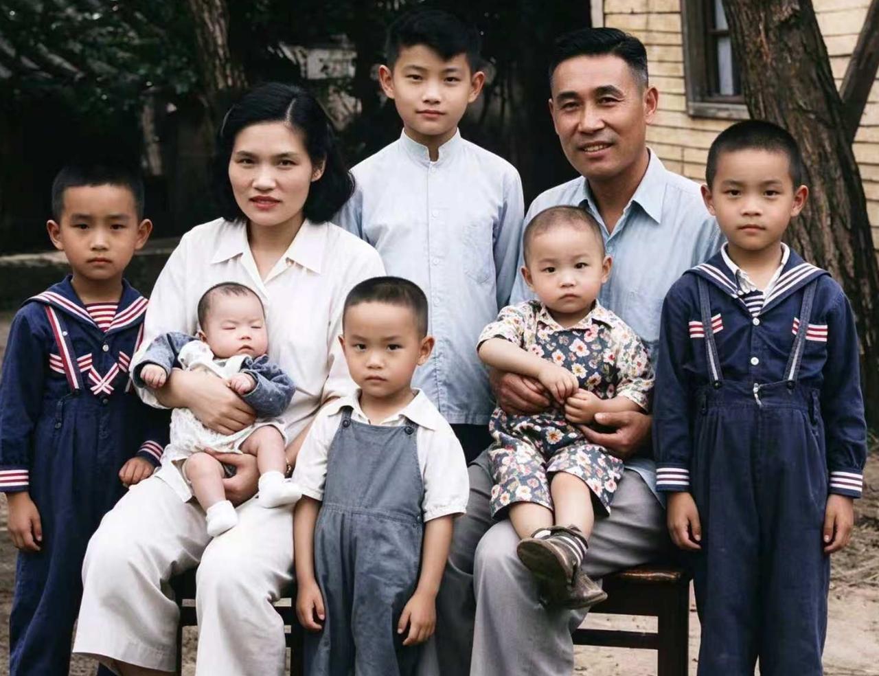 1957年冬天，北京。一场告别仪式上，抬棺的是彭德怀元帅和陈赓大将。棺材里躺着的