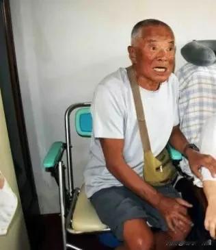 知道照片上这位老人是谁吗？他就是开国上将吕正操的儿子吕彤羽的近照！头号创作者激励