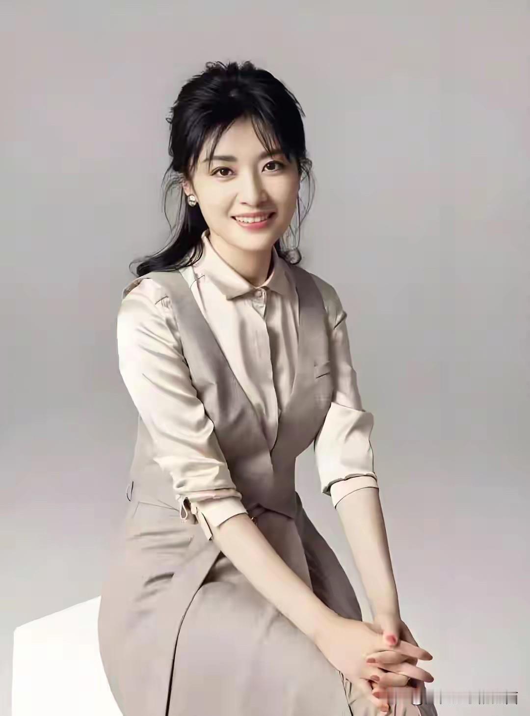 央视最端庄大气的一个女主持人，形象大方，气质如兰，就算是董卿和倪萍来了都没有她有