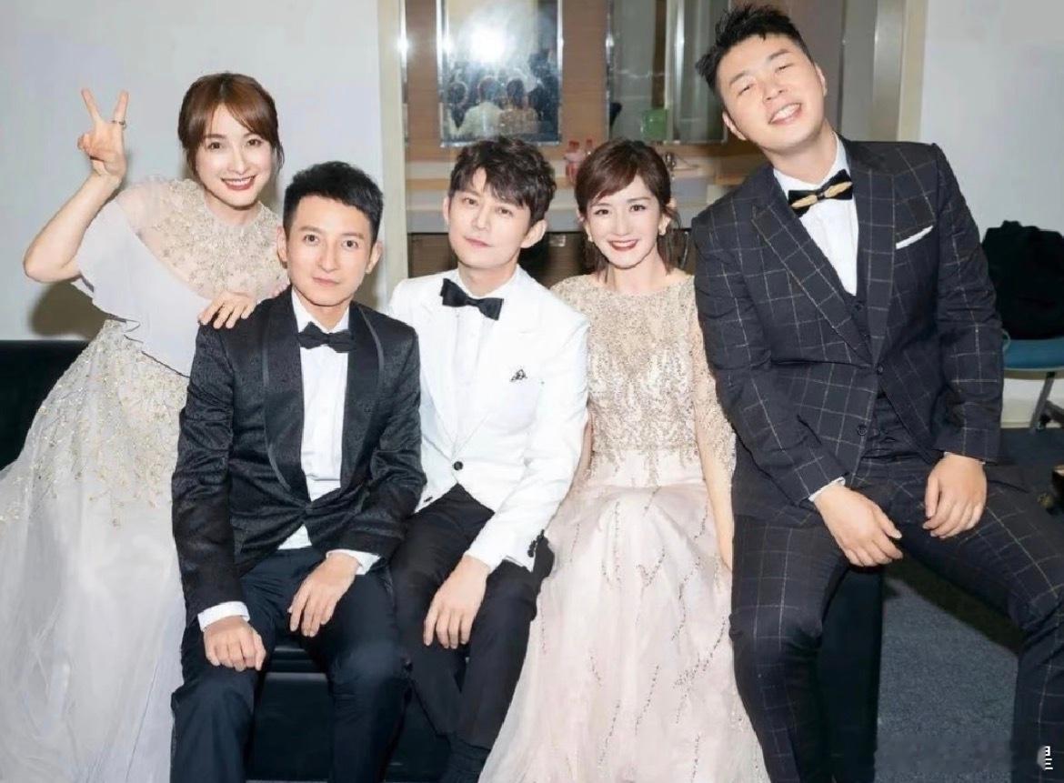 燥候一个在娜姐的演唱会上快乐家族合体！！快乐家族给谢娜演唱会送花快乐家族送谢娜应