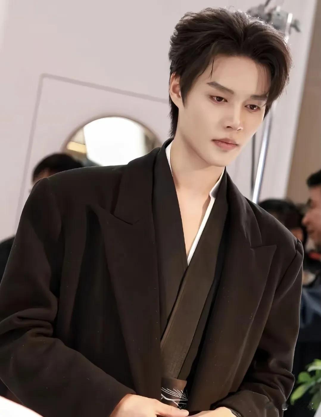 短剧演员其实赚钱也没有那么多吧，因为柯淳说一天的片酬是两万，但是他还没接到过两万
