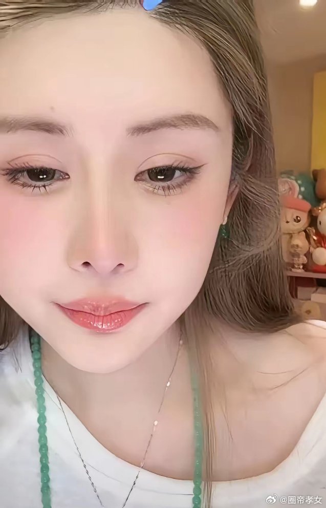 韦雪直播时，有网友问她怎么看景甜和孙宇晨事件，她叹了口气说：“那个小作文让我有强烈的不适感，景甜太可