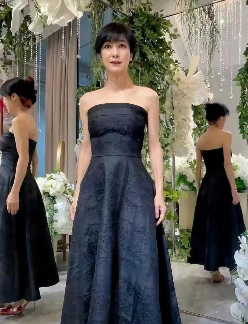 这才是美了一辈子的女神，这优雅苗条的身子，你认出是谁了吗？