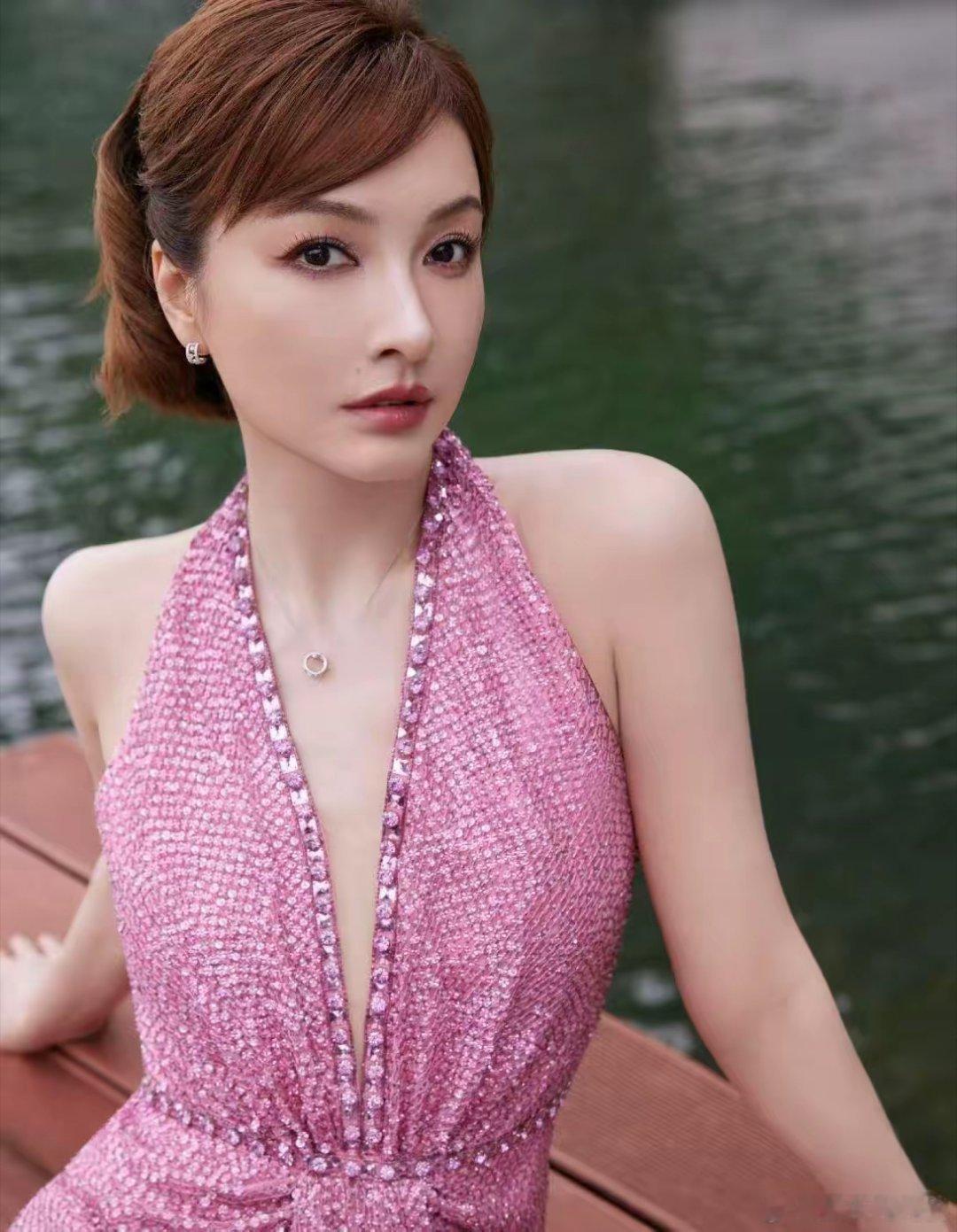 真是搞不懂吴昕，说她不聪明吧，她做什么成什么。早年手上囤了一堆房子，在高位时卖掉