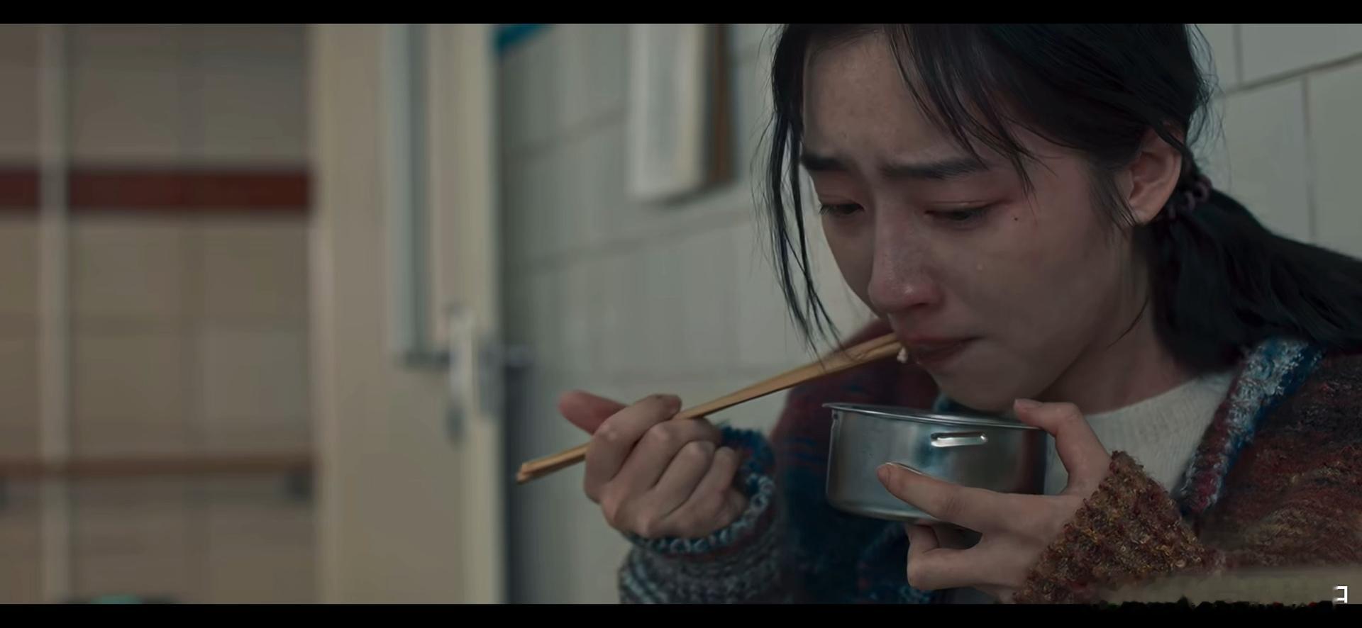 邓恩熙眼泪拌饭邓恩熙这样的角色表现也是很具有代入感，而且也是不一样的情绪表达，让