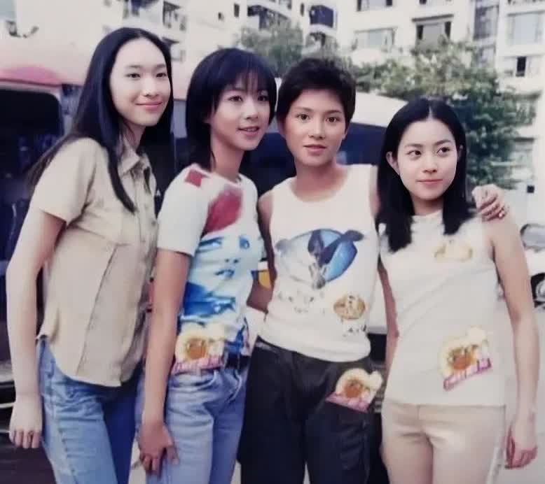 上世纪九十年代，四位女生刚出道时的合影旧照，谁都没有想到，照片中这四位看似普通的