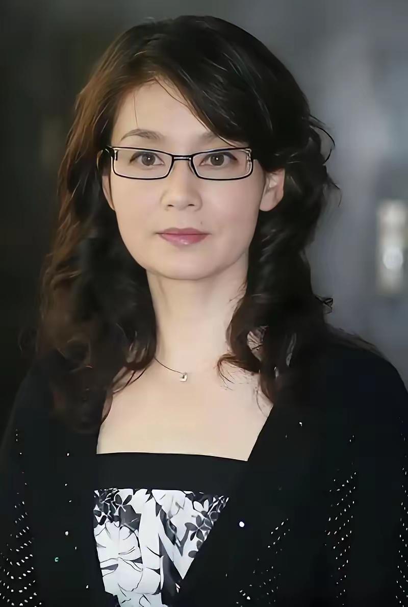 71岁的潘虹坦言，这辈子最大的错，就是太晚明白这段话：“年轻时，除了孩子，什么都