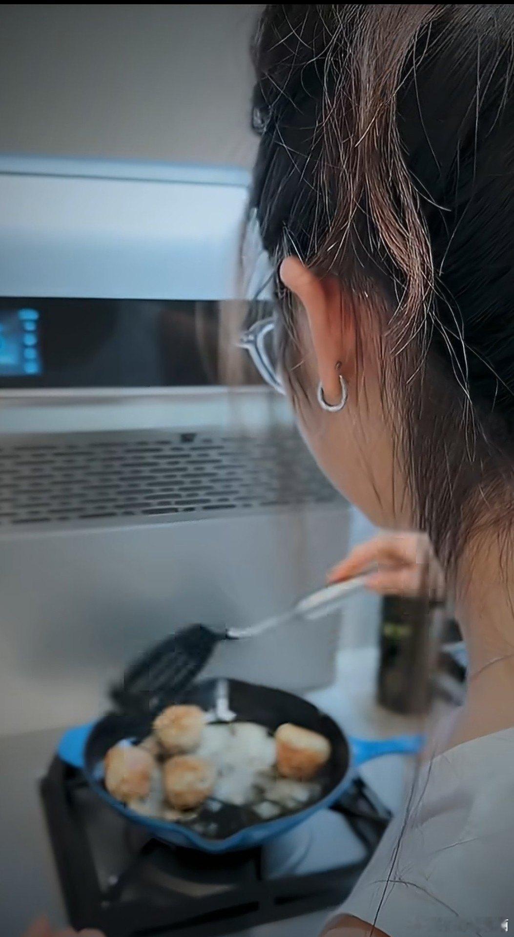 20岁黄多多放假回家做芝士炸猪排，孙莉晒视频弟弟妹妹出镜，网友喊黄小厨2.0：黄磊的锅铲没白传​