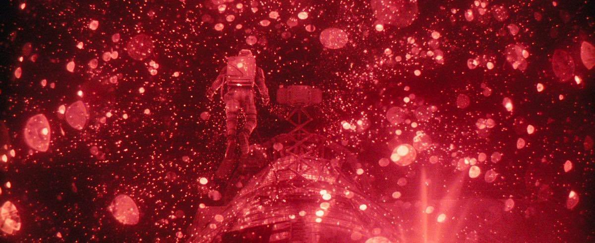 老艺术家们坚持手搓！！！《挽救计划》中“噬星体”的太空场景，是在养鸡用的铁丝网上