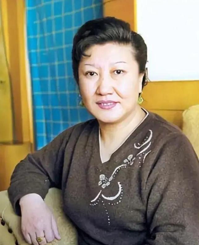 她突发疾病去世，留下了长春、北京、珠海的7套房子和巨额的存款，长期和她同居但是并