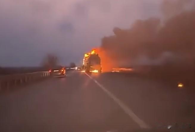 泽连斯基称：“俄罗斯正在攻击基辅的第6、第5、第4热电厂。我知道电力会中断，因为