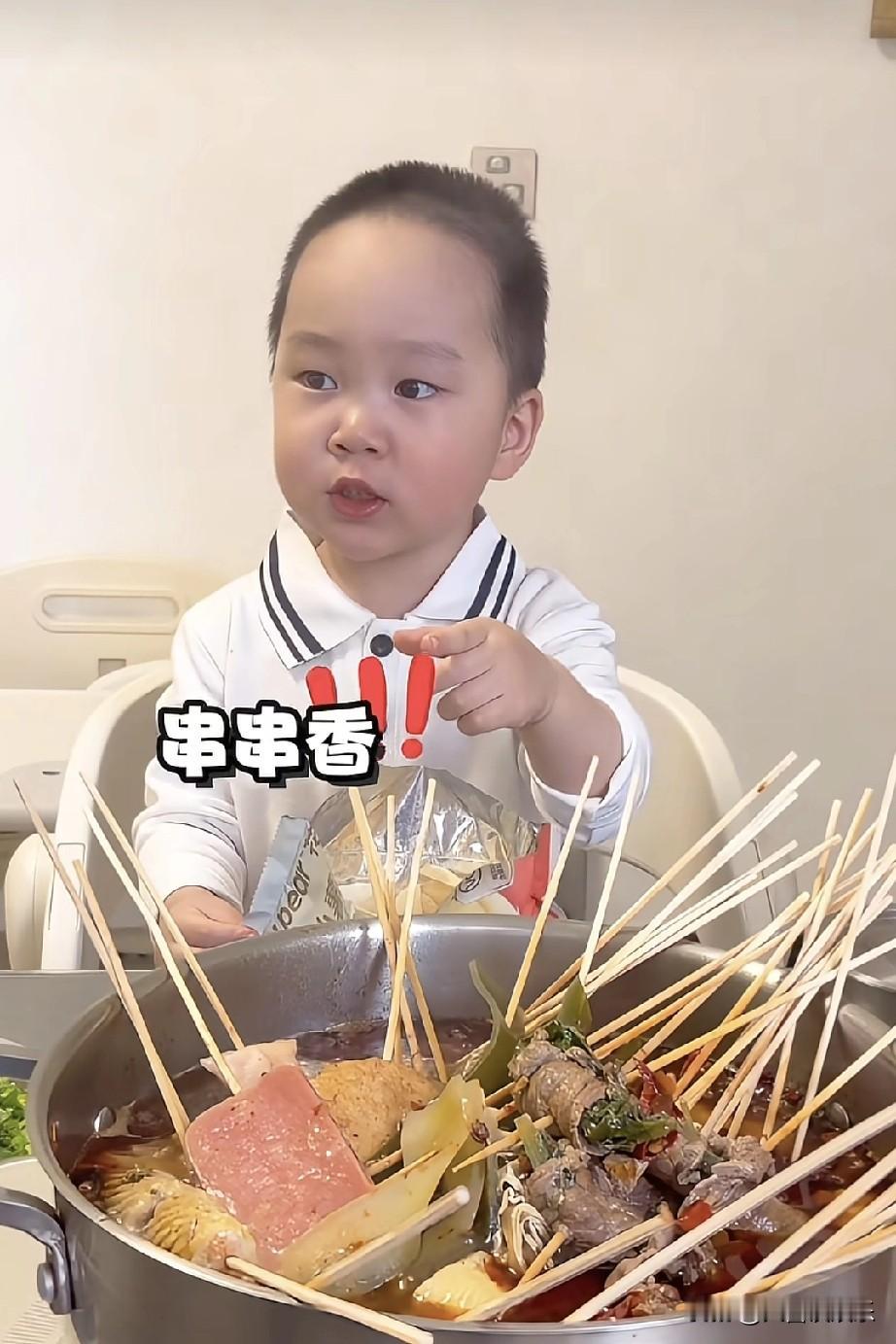 我要是米乐，长大都得恨他爹妈。为了拍视频有看点，故意在孩子面前吃麻辣串，馋着