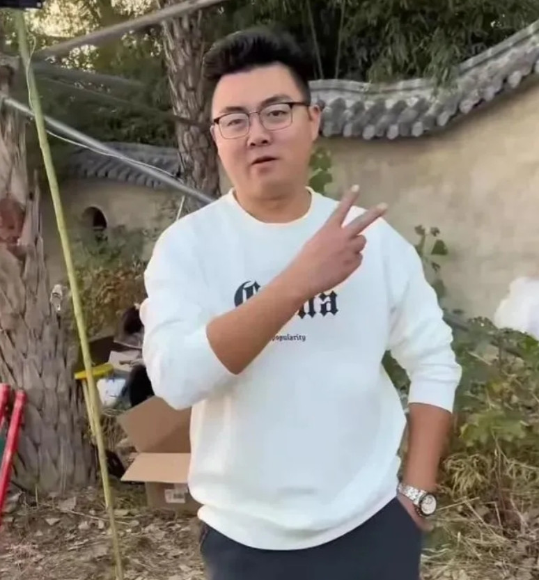 郭威之所以现在这个状态，两边不掺和，两边不参与，整天被两边粉丝骂，也不吱声儿！其